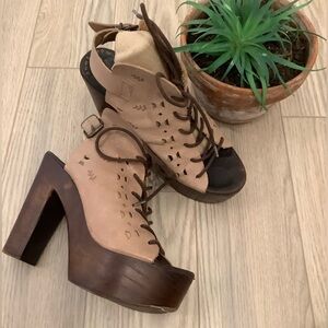 Cool way wood heel lace up shoes❤️❤️❤️❤️